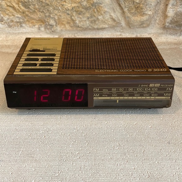Vintage Magnavox D 3040 Digital AM/FM Radio Alarm Clock Tested & Working! - Picture 1 of 10